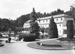 Widok na paac poprzez plac zdrojowy - zdjcie z czerwca 1935 roku